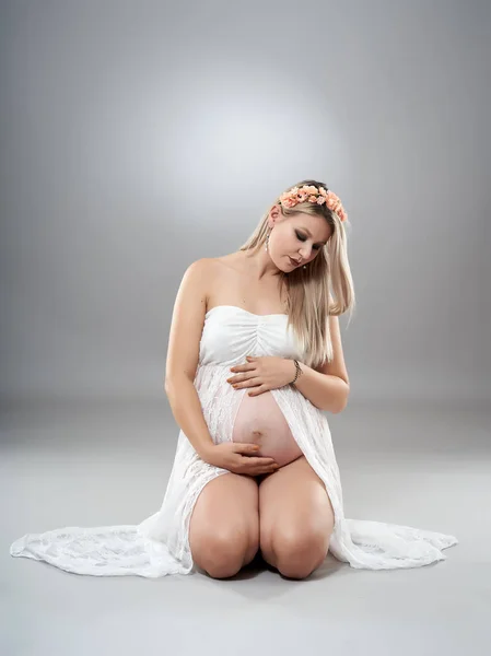 Studio Ritratto Una Donna Incinta Bellezza Abiti Bianchi Posa Accanto — Foto Stock