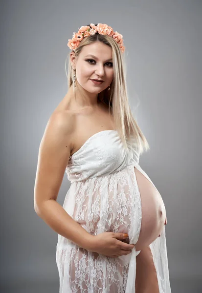 Studio Portrait Beauty Pregnant Woman White Clothes Posing Grey Studio — Stock Photo, Image