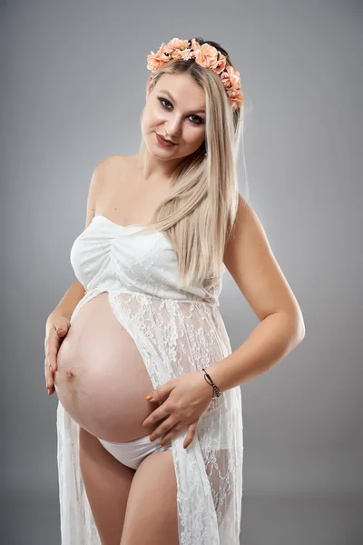 Studio Portret Van Een Schoonheid Zwangere Vrouw Witte Kleren Poseren — Stockfoto
