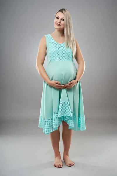 Studio Portrait Pregnant Young Woman Cyan Dress Standing Gray Background — Stock Photo, Image