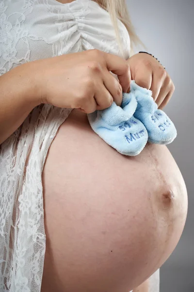 Nahaufnahme Des Bauches Einer Schwangeren Jungen Frau — Stockfoto