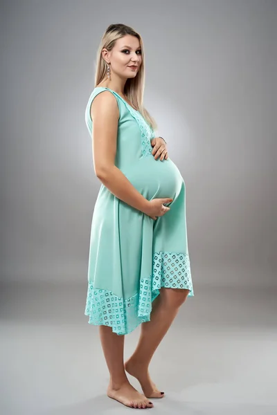 Portrait Studio Une Jeune Femme Enceinte Robe Cyan Debout Sur — Photo