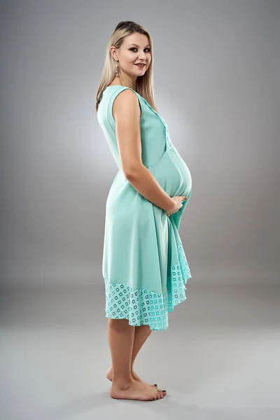 Retrato Estúdio Uma Jovem Grávida Vestido Ciano Sobre Fundo Cinza — Fotografia de Stock