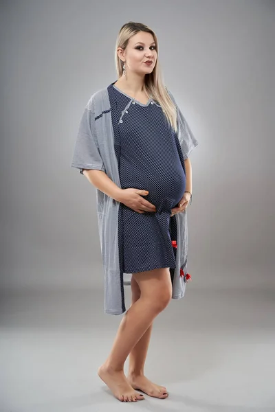 Mujer Embarazada Joven Pijama Retrato Estudio Sobre Fondo Gris — Foto de Stock