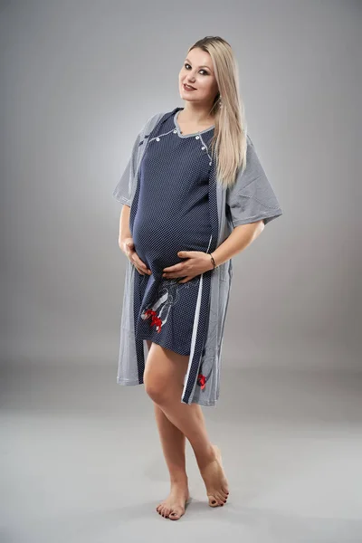 Jonge Zwangere Vrouw Pyjama Studio Portret Grijze Achtergrond — Stockfoto