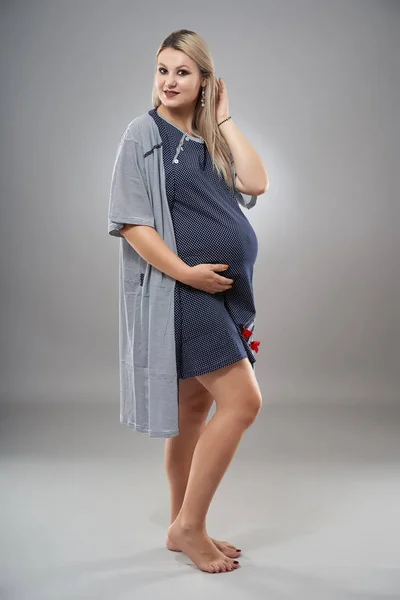 Jeune Femme Enceinte Pyjama Portrait Studio Sur Fond Gris — Photo