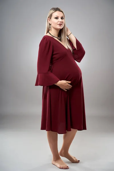 Estúdio Retrato Corpo Inteiro Uma Mulher Grávida Vestido Vermelho — Fotografia de Stock