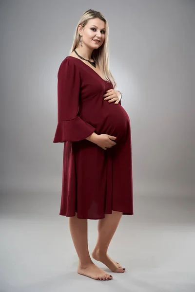 Estúdio Retrato Corpo Inteiro Uma Mulher Grávida Vestido Vermelho — Fotografia de Stock