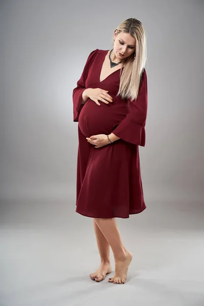 Estúdio Retrato Corpo Inteiro Uma Mulher Grávida Vestido Vermelho — Fotografia de Stock