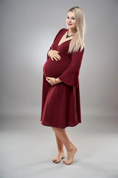 Estudio Retrato Cuerpo Completo Una Mujer Embarazada Vestido Rojo — Foto de Stock