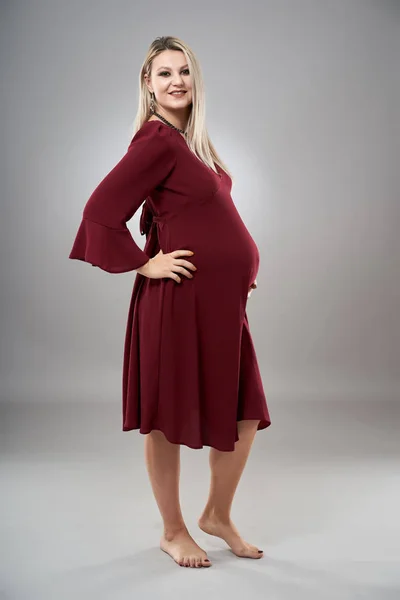 Estúdio Retrato Corpo Inteiro Uma Mulher Grávida Vestido Vermelho — Fotografia de Stock