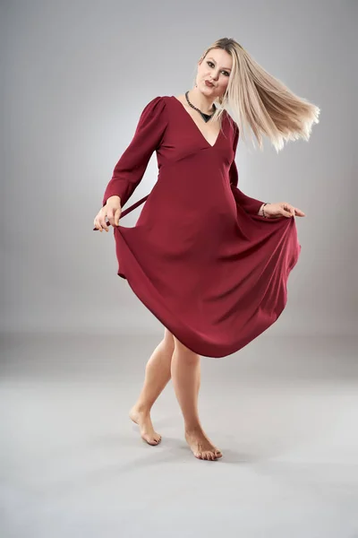 Estúdio Retrato Corpo Inteiro Uma Mulher Grávida Vestido Vermelho — Fotografia de Stock