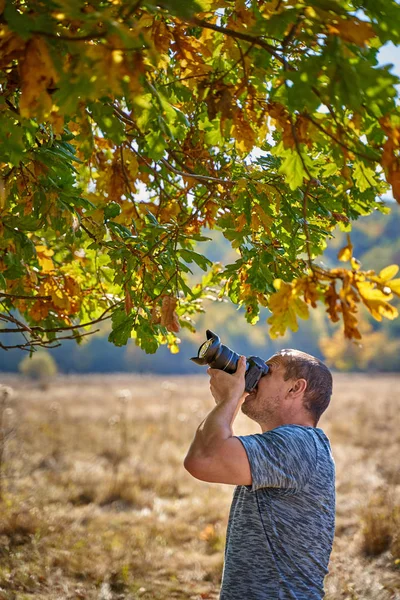 Çekim Ormanda Bir Sonbahar Günü Içinde Profesyonel Doğa Fotoğrafçısı — Stok fotoğraf