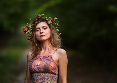 Hawthorn tacıyla ormanın prensesi, sığ bir tarla derinliği