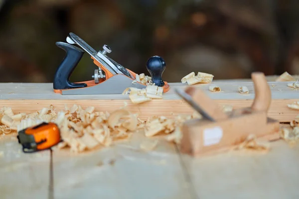 Handhobel Und Späne Nahaufnahme Auf Einem Holzbrett — Stockfoto