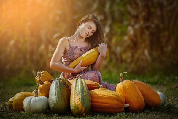 Podzimní Víla Krásná Žena Dlouhých Šatech Obklopená Dýněmi — Stock fotografie