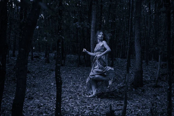 惊恐万分的女人穿过森林 — 图库照片