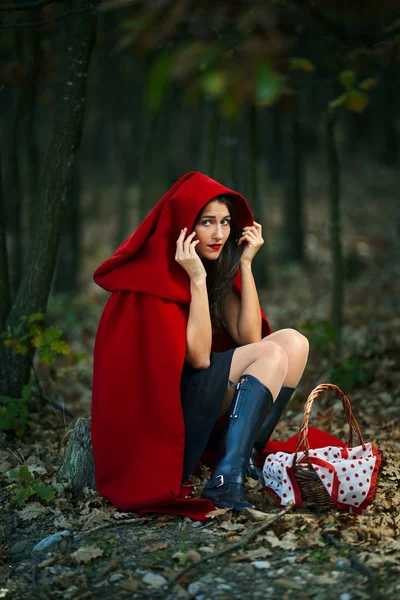 Retrato Close Uma Mulher Cosplay Capuz Vermelho Floresta — Fotografia de Stock