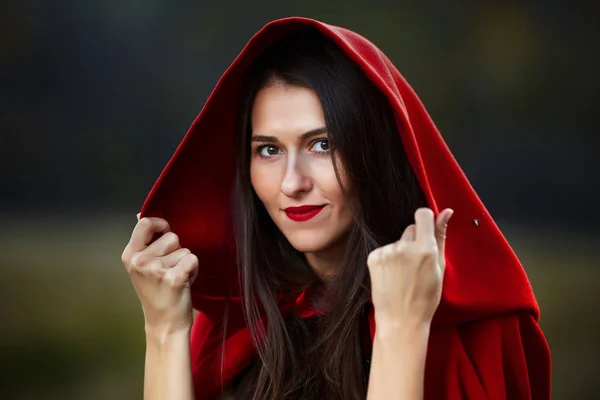 Portrait Rapproché Une Femme Cosplay Capuche Rouge Dans Forêt — Photo