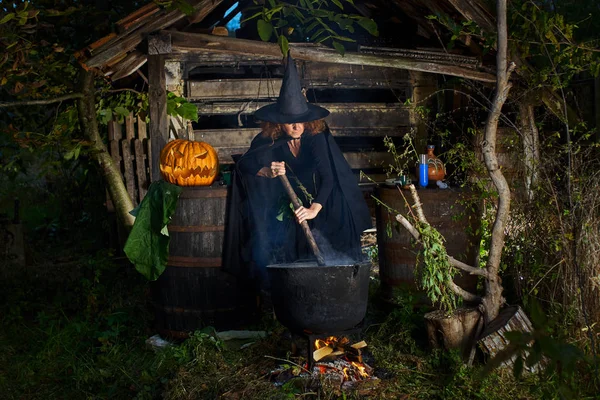 Witch Making Spells Her Shack Boiling Cast Iron Pot — Stock Photo, Image