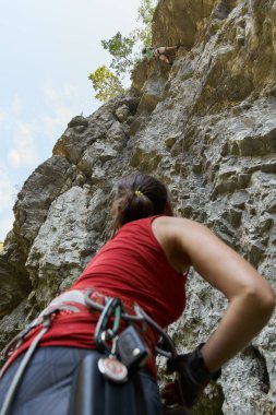 Genç çift, teknik bir duvara tırmanıyor.