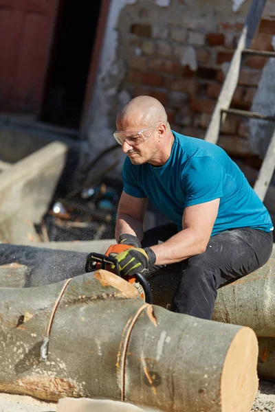 Strong Lumberjack Chainsaw Working Beech Logs — Stock Photo, Image