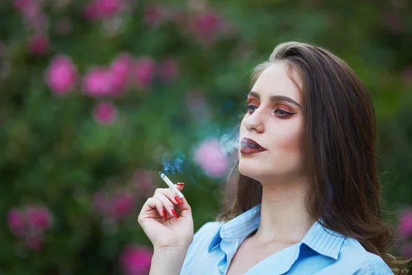 Jonge Vrouw Roken Buiten Close Shot Met Selectieve Focus — Stockfoto