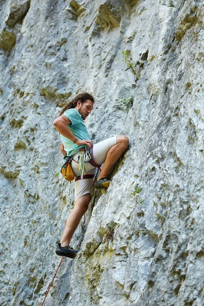 Mladý Muž Horolezec Technické Zdi Bezpečnostním Lanem — Stock fotografie