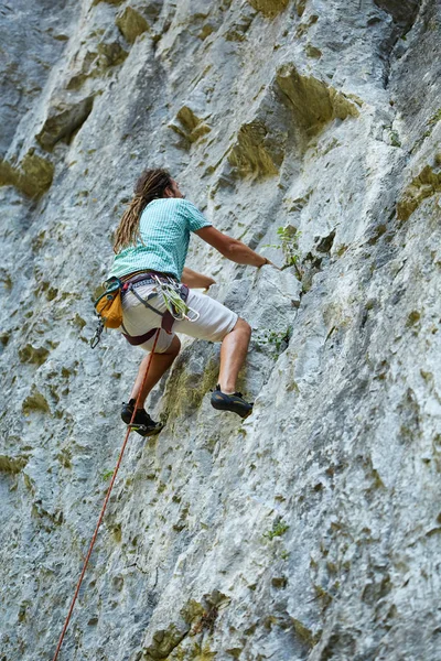 Νεαρός Ορειβάτης Τεχνικό Τοίχο Σχοινί Ασφαλείας — Φωτογραφία Αρχείου