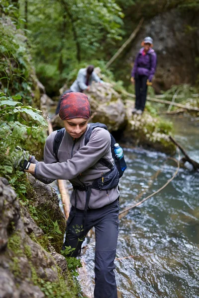 Grupo Personas Haciendo Senderismo Sendero Bosque Montaña —  Fotos de Stock