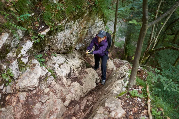 Backpacker Vrouw Klimmen Veiligheidsketting Een Moeilijk Parcours Bergen — Stockfoto