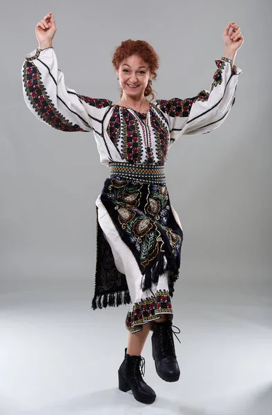 Mulher Romena Madura Traje Tradicional Fundo Cinza — Fotografia de Stock