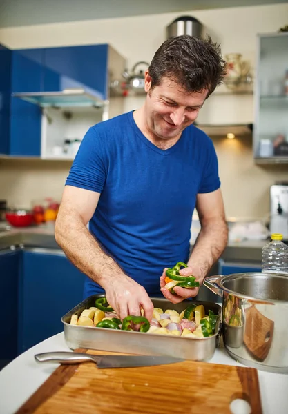 Cooking Home Man Preparing Tray Chicken Drumsticks Vegetables Ready Oven — Stock Photo, Image