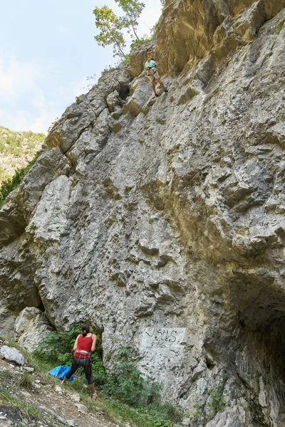 Young Couple Rock Climbers Technical Wall — Stock Photo, Image