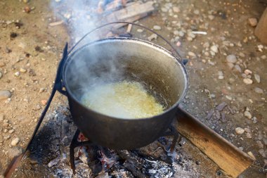 Büyük dökme demir tencere kırsal alanda kaynar su