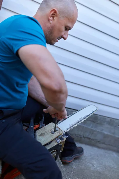 Houthakker Slijpen Aanscherpen Ketting Zijn Kettingzaag — Stockfoto