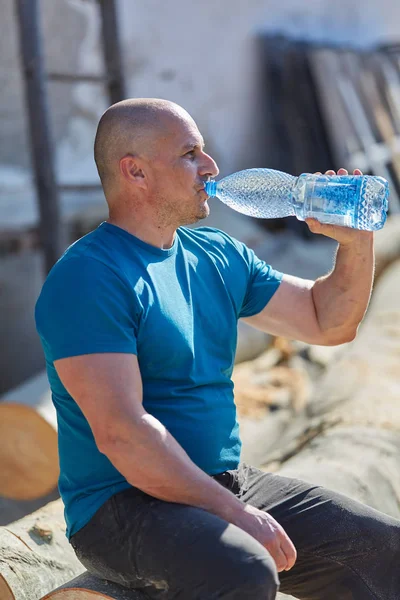 Törstig Skogshuggare Dricksvatten Och Har Paus — Stockfoto