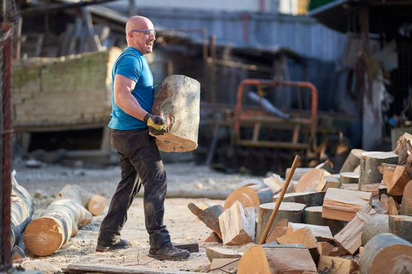 Erős Favágó Nagy Bükk Rönköt Cipel — Stock Fotó