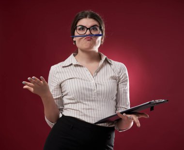 Kırmızı arka planda komik bir ifadeyle kafası karışmış bir iş kadını.