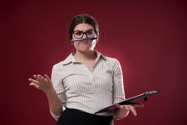 Kırmızı arka planda komik bir ifadeyle kafası karışmış bir iş kadını.