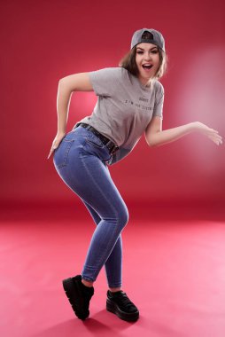 Kırmızı arka planda asi bir genç bayanın portresi