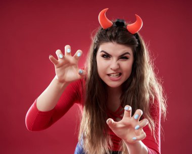 Kırmızı arka planda asi bir genç bayanın portresi