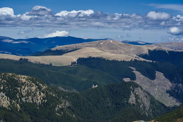 Paisaje Con Montañas Verano Todavía Con Manchas Nieve —  Fotos de Stock