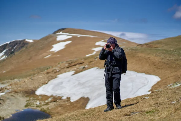 Dağ Yolunda Yürüyen Kameralı Bir Turist — Stok fotoğraf