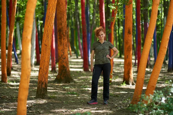 Portrait Complet Une Femme Dans Une Forêt Colorée — Photo