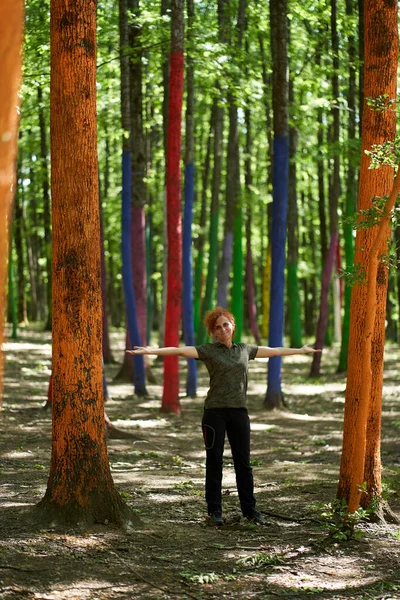 Πλήρες Πορτραίτο Μιας Γυναίκας Ένα Χρωματιστό Δάσος — Φωτογραφία Αρχείου
