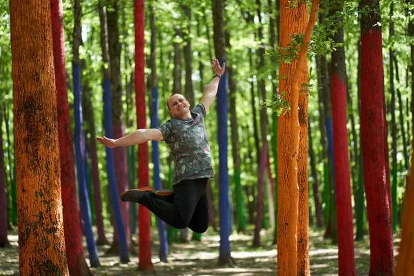 Καυκάσιος Πηδάει Από Χαρά Ένα Δάσος Χρωματιστά Δέντρα — Φωτογραφία Αρχείου