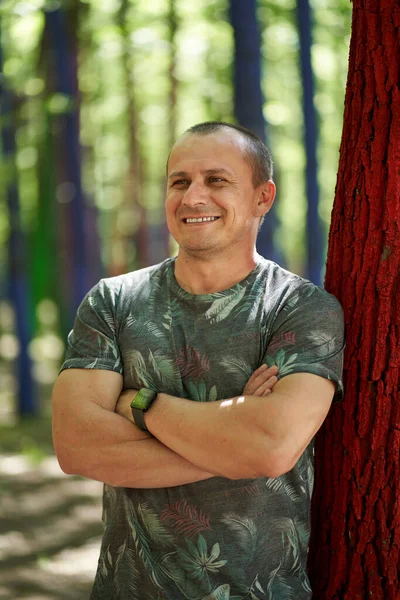 Glücklicher Kaukasischer Mann Einem Bunten Wald — Stockfoto