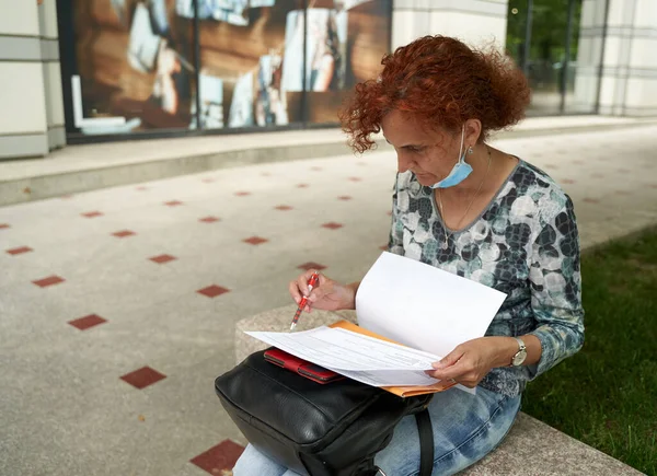 Mujer Con Máscara Facial Examinando Contrato Aire Libre Parque — Foto de Stock