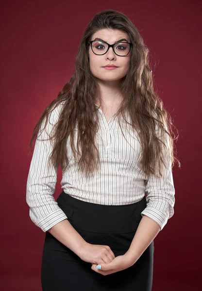 Jovem Empresária Feliz Com Braços Cruzados Sobre Fundo Vermelho — Fotografia de Stock